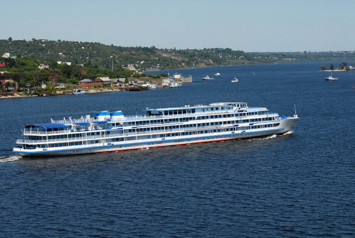 Доброго пути на теплоходе. Река волга пароходы на волге. Отличного отдыха на теплоходе. Поплыл я с ними вниз по волге. Теплоход кинешма плес.