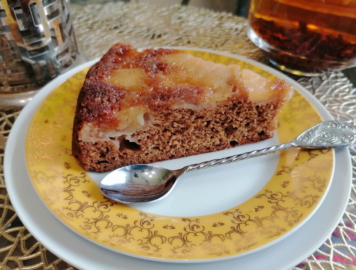 Кусочек пряного пирога-перевертыша с яблоками. Фото автора