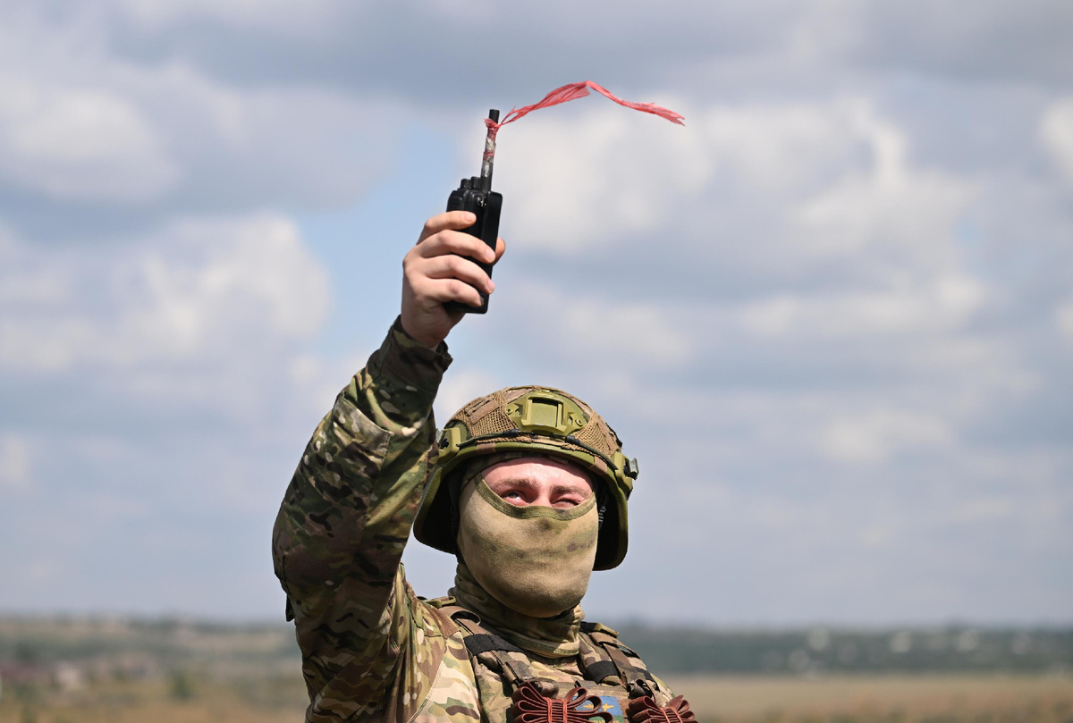 Военнослужащий расчета разведывательных БПЛА "Суперкам" в зоне СВО © Sputnik/Станислав Красильников