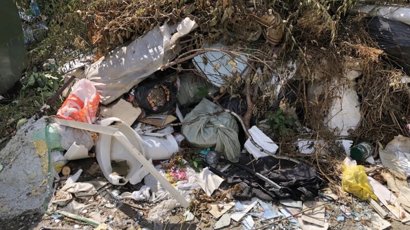     Огромная помойка с унитазами выросла в центре Барнаула и стоит там с весны. Дмитрий Лямзин