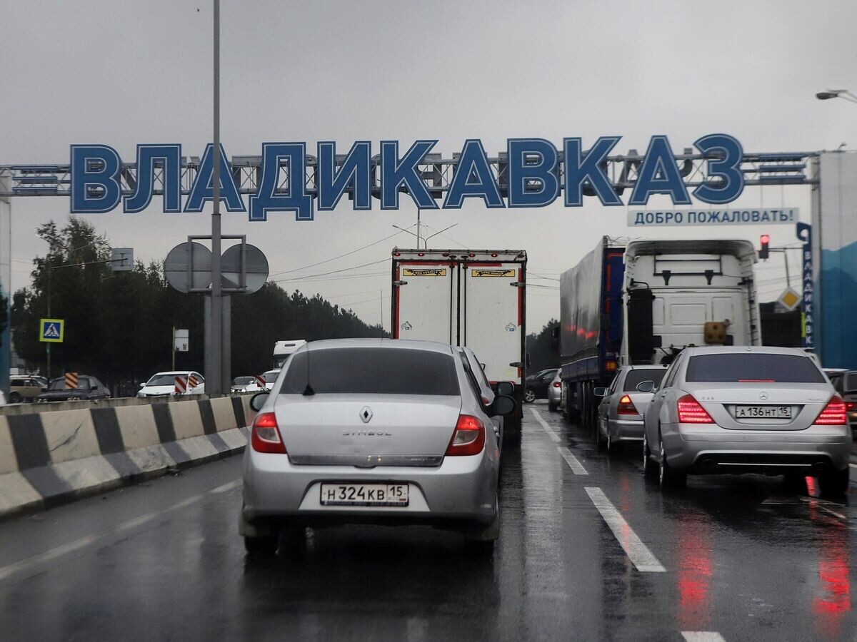    Очередь из грузовых автомобилей в ожидании перехода через границу с Россией и Грузией в пригороде города Владикавказ© РИА Новости / Денис Абрамов