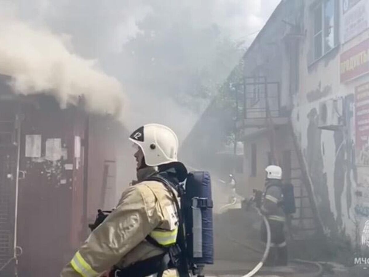    Сотрудники МЧС во время ликвидации пожара на рынке в Туапсе. Кадр видео© МЧС России