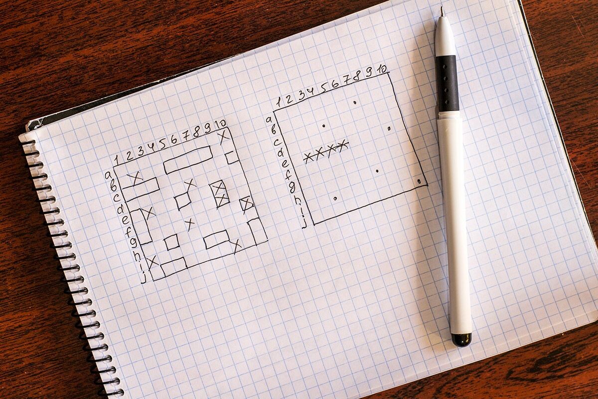 Поле для игры в морской бой с одним из вариантов разметки. Источник: Shutterstock📷
