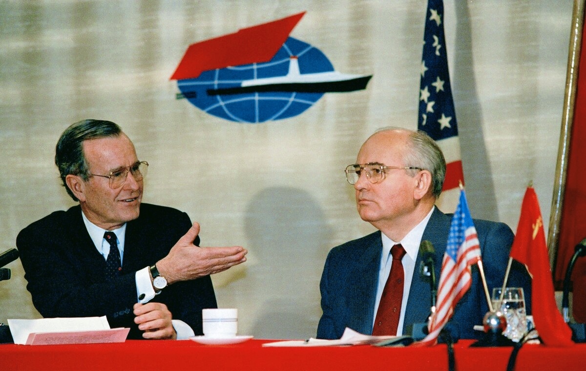 Из открытых источников в интернете. Президент США Джордж Буш и секретарь ЦК КПСС Михаил Горбачев.