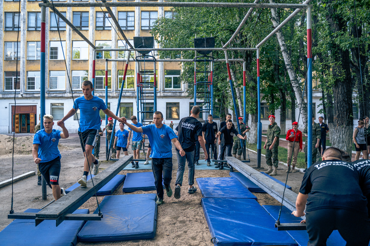 Курсанты Детского морского центра - участники полосы препятствий на игре "Юнфлот". Фото ВВПОД "ЮНАРМИЯ"