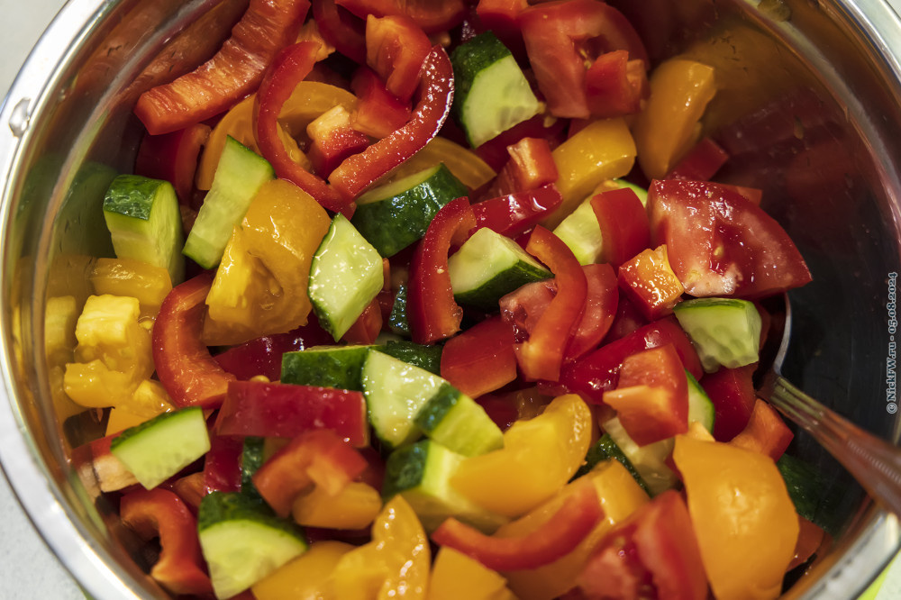 2. Томатно-огуречный салат... © NickFW.ru — 05.08.2024г.