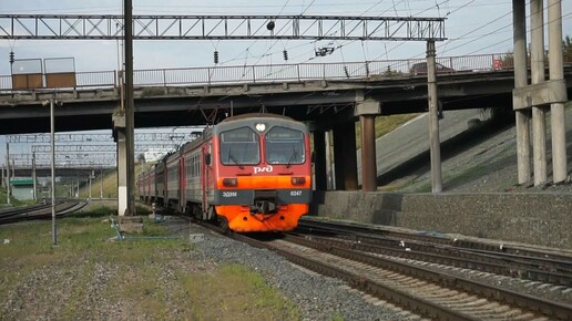 Электропоезд ЭД9М-0247 по нечётному пути.