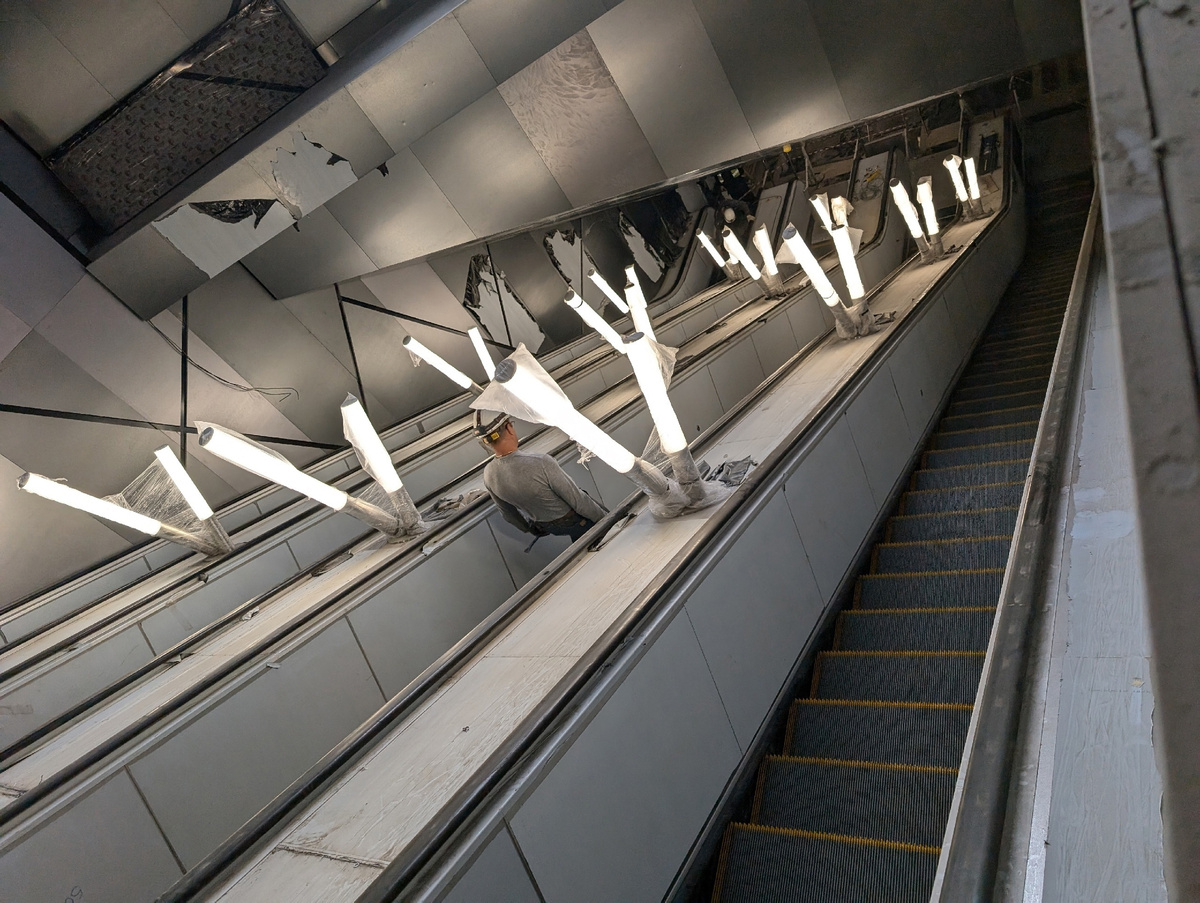 📷 1.1: В эскалаторном наклоне подключены светильники, ведется наладка эскалаторов для их обкатки.