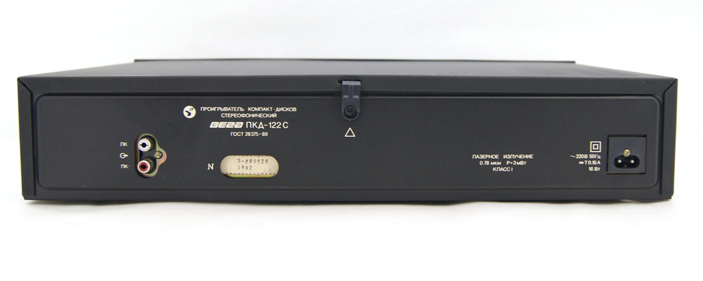 Вид сзади,обратите внимание на то что выходы сделаны под штекеры типа тюльпан