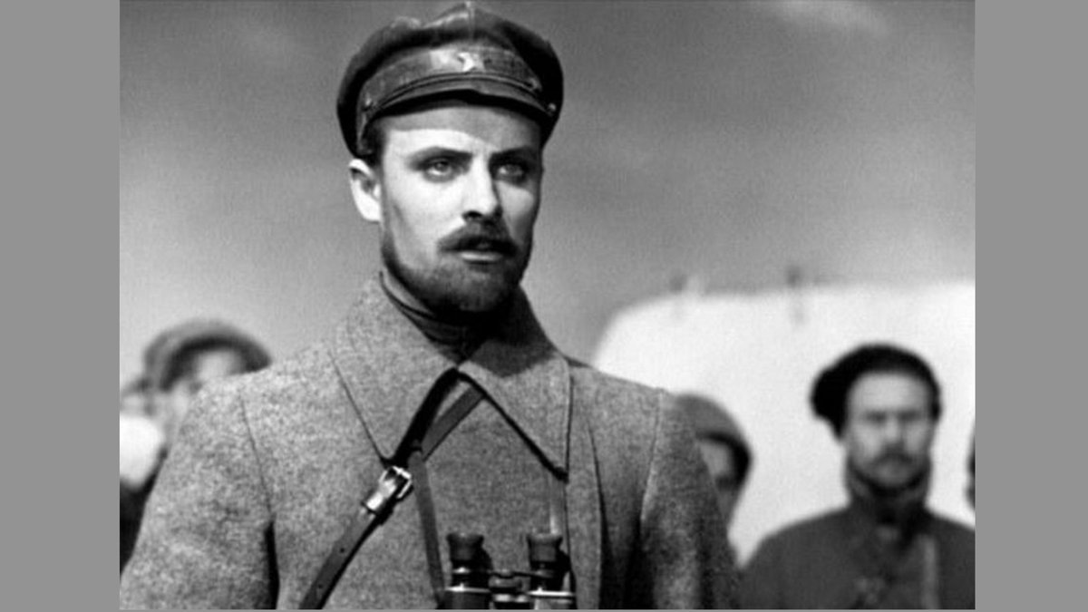 С биноклем