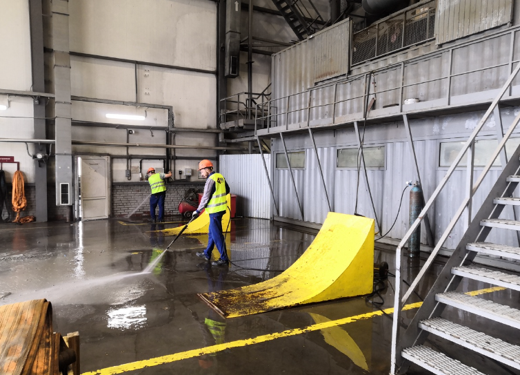 Фото читателя "Юрий Стрелец". Уборка ремонтного бокса.