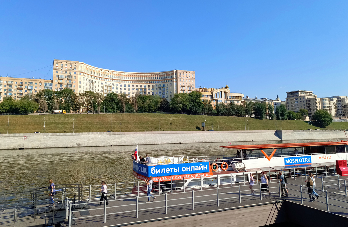 Теплоход Прага на Киевском причале