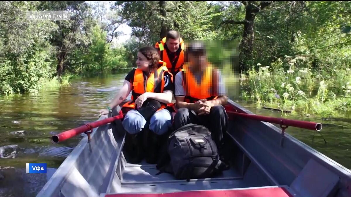    В Уфе спасатели перевезли мужчину через перелив на лодке