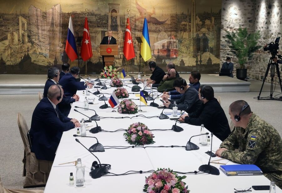    Президент Турции Реджеп Тайип Эрдоган выступает на российско-украинских переговорах во дворце Долмабахче в Стамбуле / Источник: © Сергей Карпухин/РИА Новости
