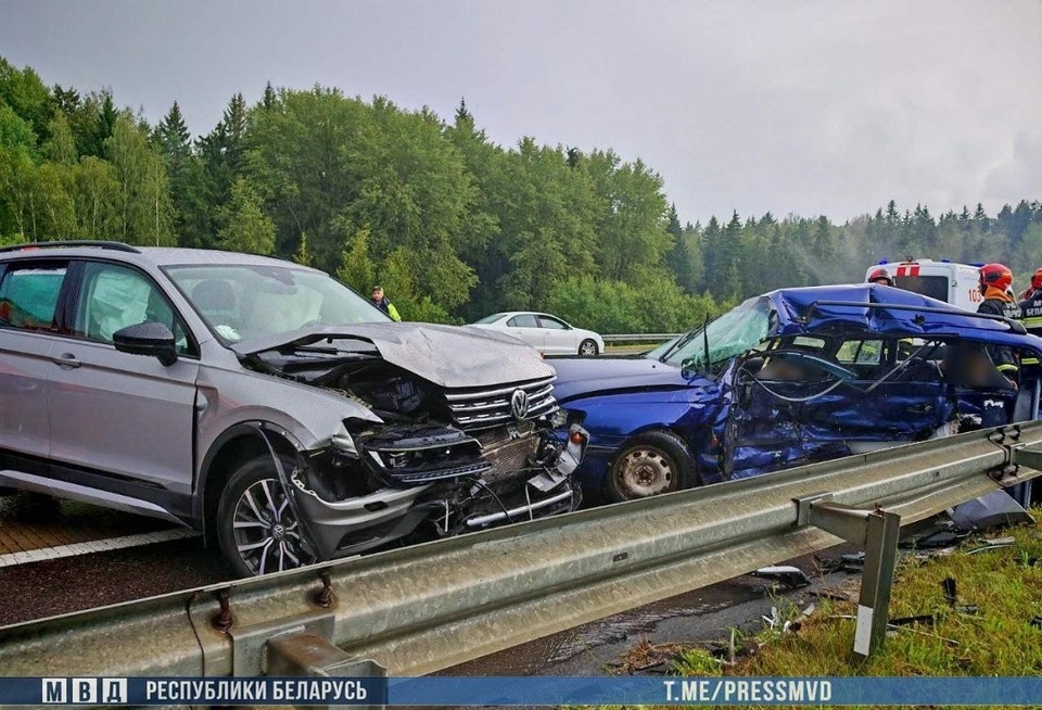    В Логойском районе два человека погибли в лобовом столкновении легковушек. Фото: МВД.