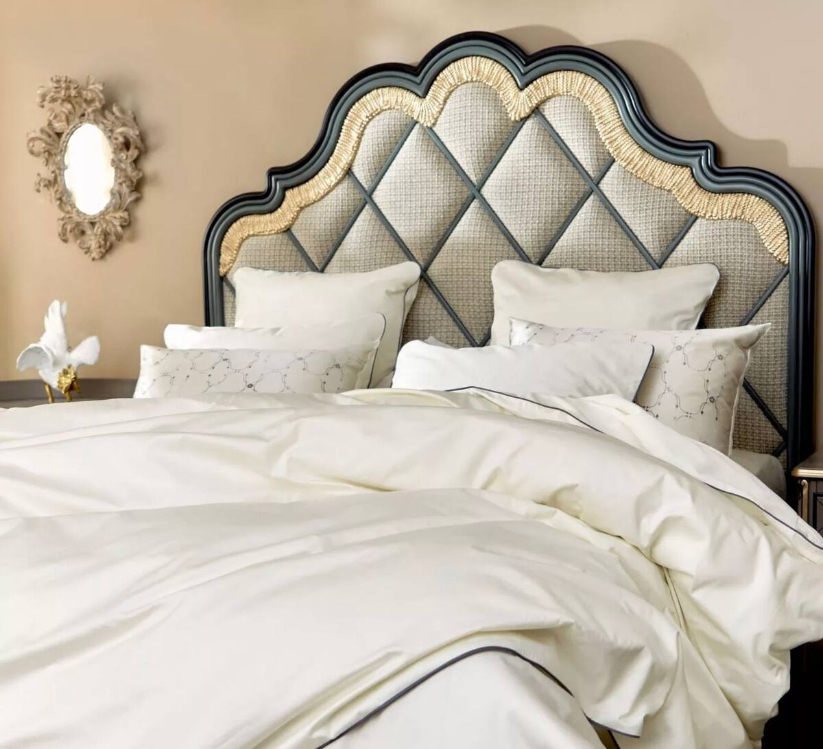 На фото: Комплект постельного белья белый с темно-бирюзовым кантом + шелковые наволочки: принт "узор"