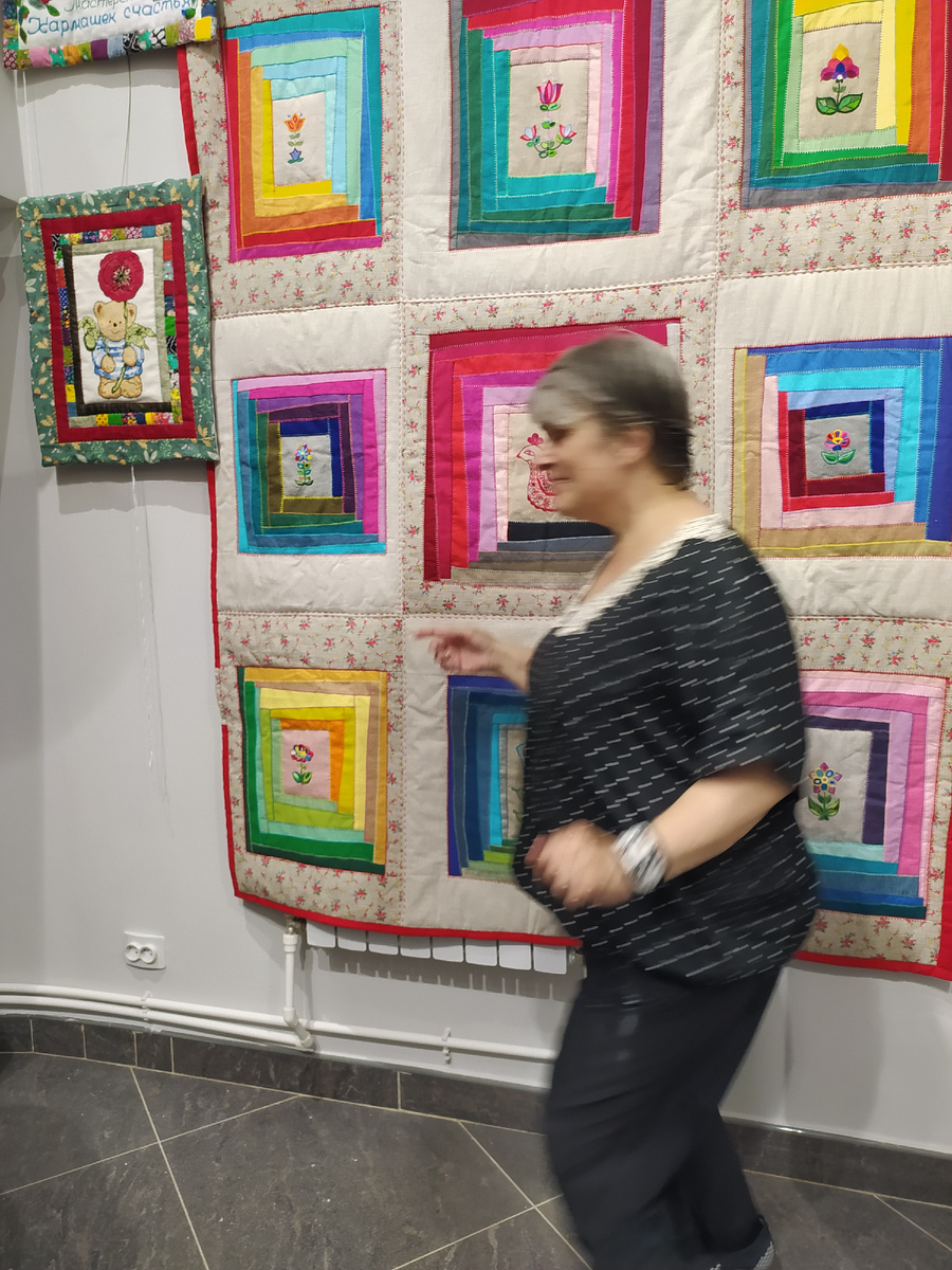 Бегу вдоль своей части экспозиции, тут только часть работ