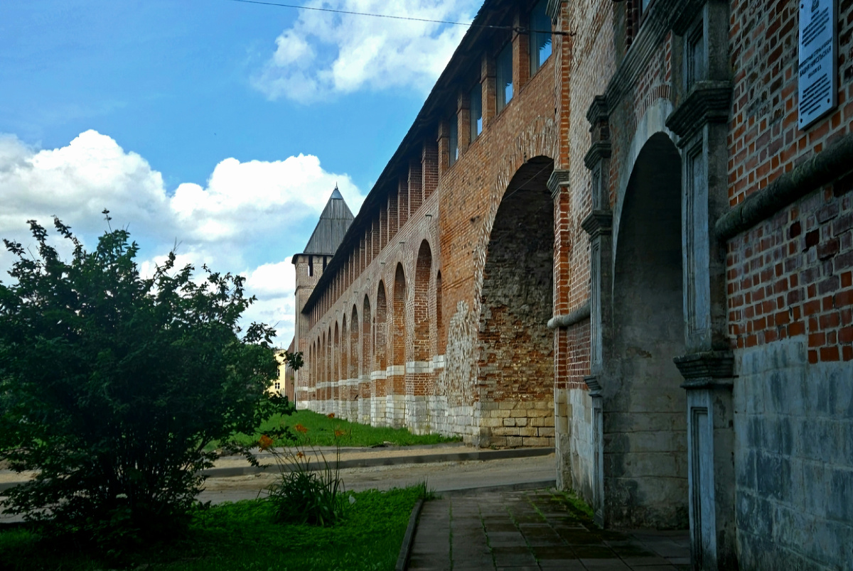 Часть Смоленской крепостной стены и Никольской башни.