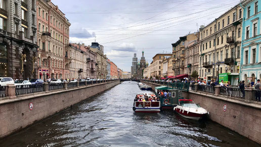 Летом реки и каналы Петербурга не спят, можно увидеть движение самого разного водного транспорта и заглядеться