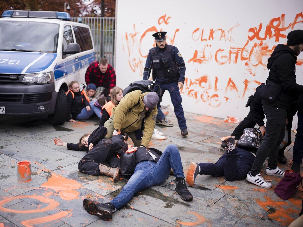    Сотрудники полиции отгоняют экоактивистов движения "Последнее поколение" от здания канцелярии в Берлине, Германия© AP Photo / Markus Schreiber