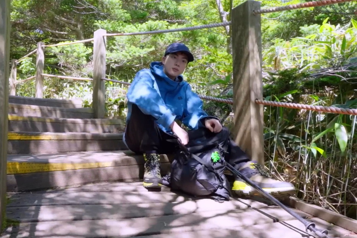     “Больше не могу”: Джин из BTS попытался покорить легендарную корейскую гору в тизере шоу “Run Jin!”