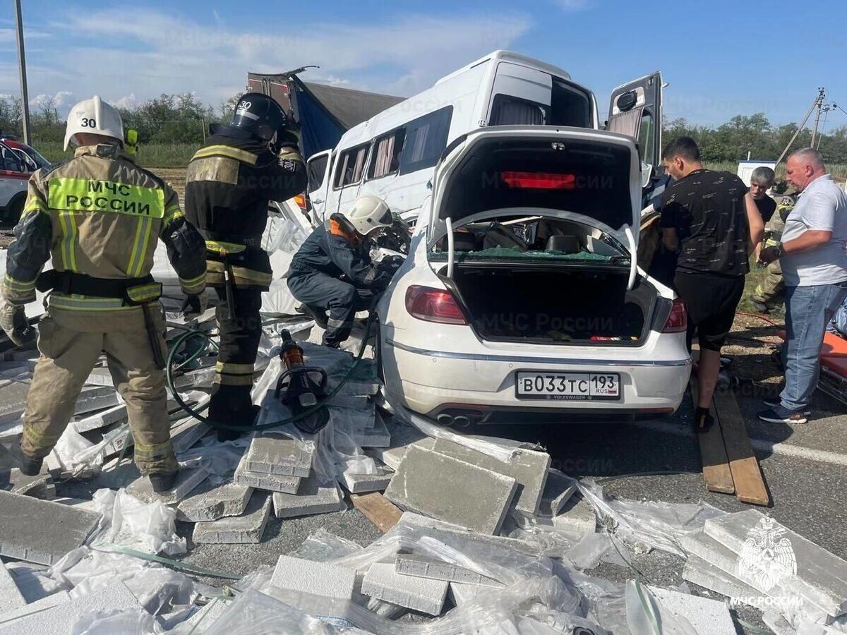    На месте ДТП с участием трех автомобилей под Армавиром на Кубани© Фото : ГУ МЧС России по Краснодарскому краю