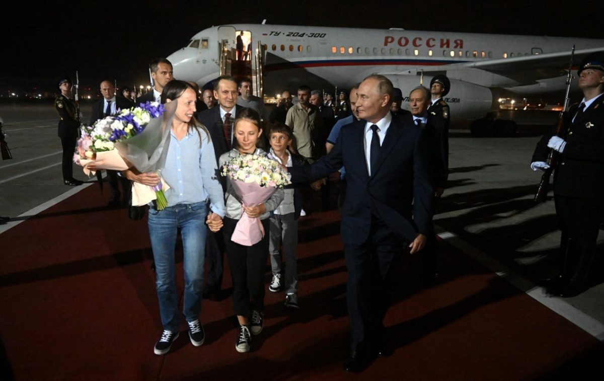    При встрече президент России Владимир Путин подарил Анне Дульцевой и её дочери букеты цветов