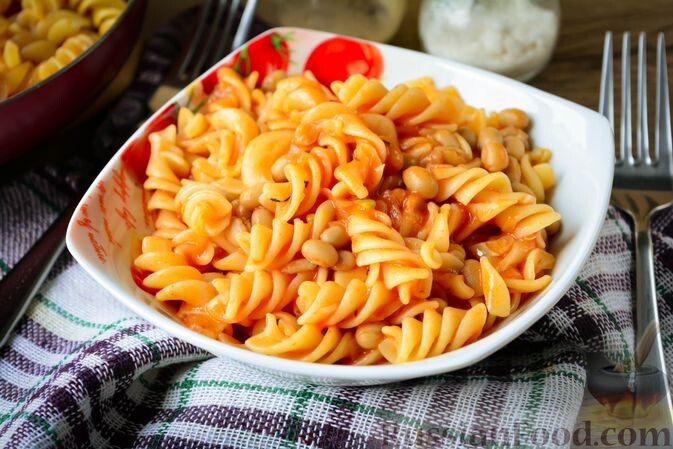 Что можно приготовить с фасолью в томатном соусе консервированной. Спагетти с соусом из фасоли. Макароны с фасолью в томатном. Макароны с фасолью консервированной в мультиварке. Макароны с фасолью в томатном соусе.