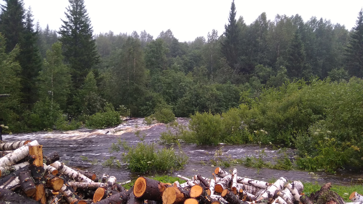 Бушующий Киалим выше моста. Категория минимум третья для сплавщиков