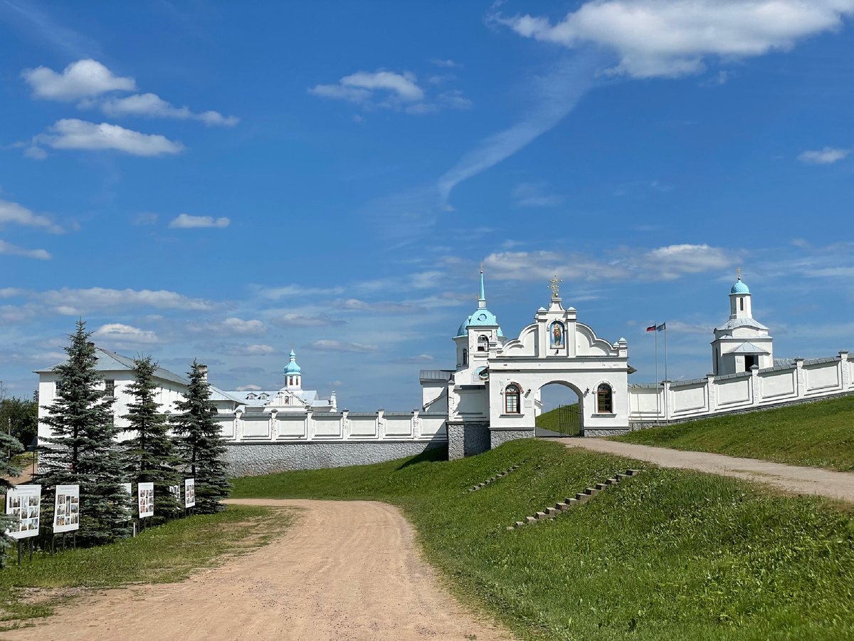 вид с парковки на монастырь, вход через Святые Врата