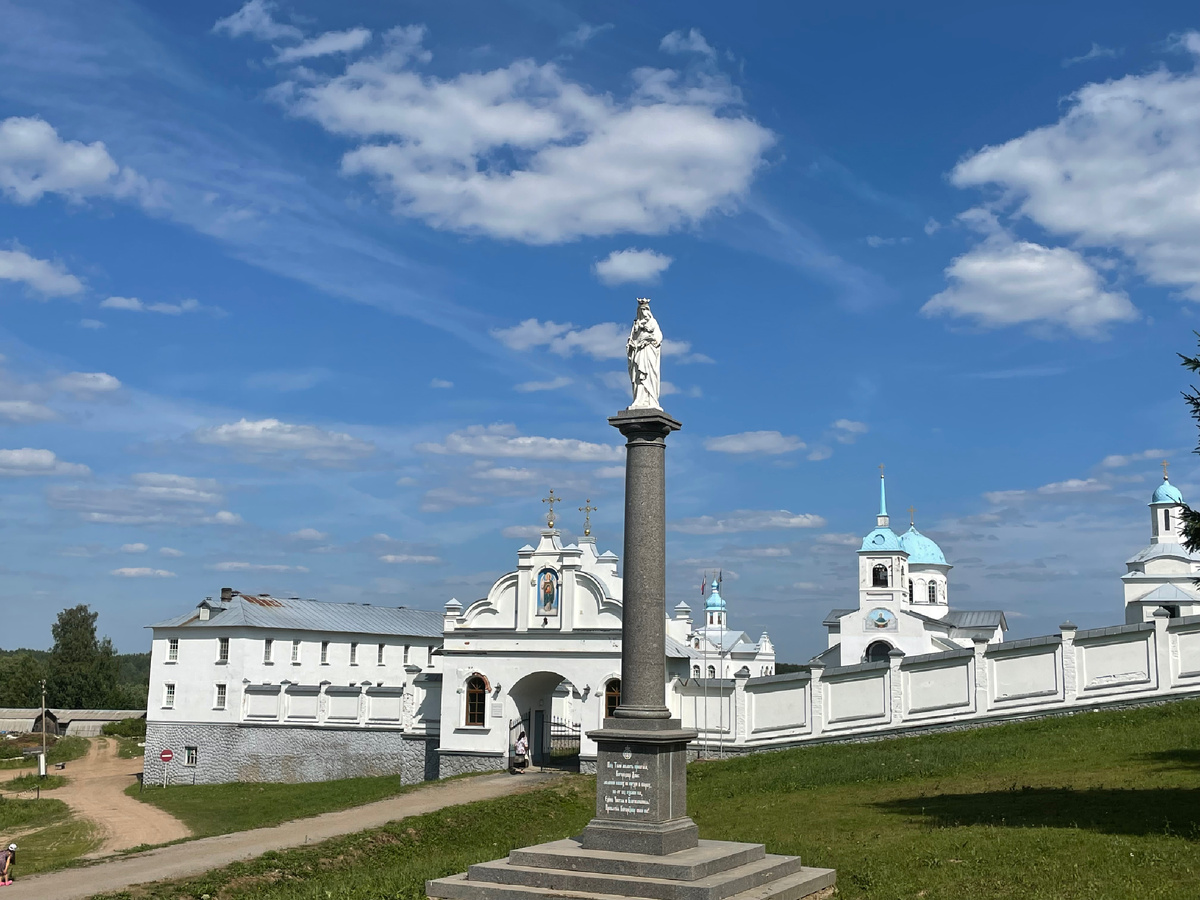 перед монастырем находится скульптура Божией Матери с Младенцем (в русских церквях довольно редко можно увидеть скульптуры)