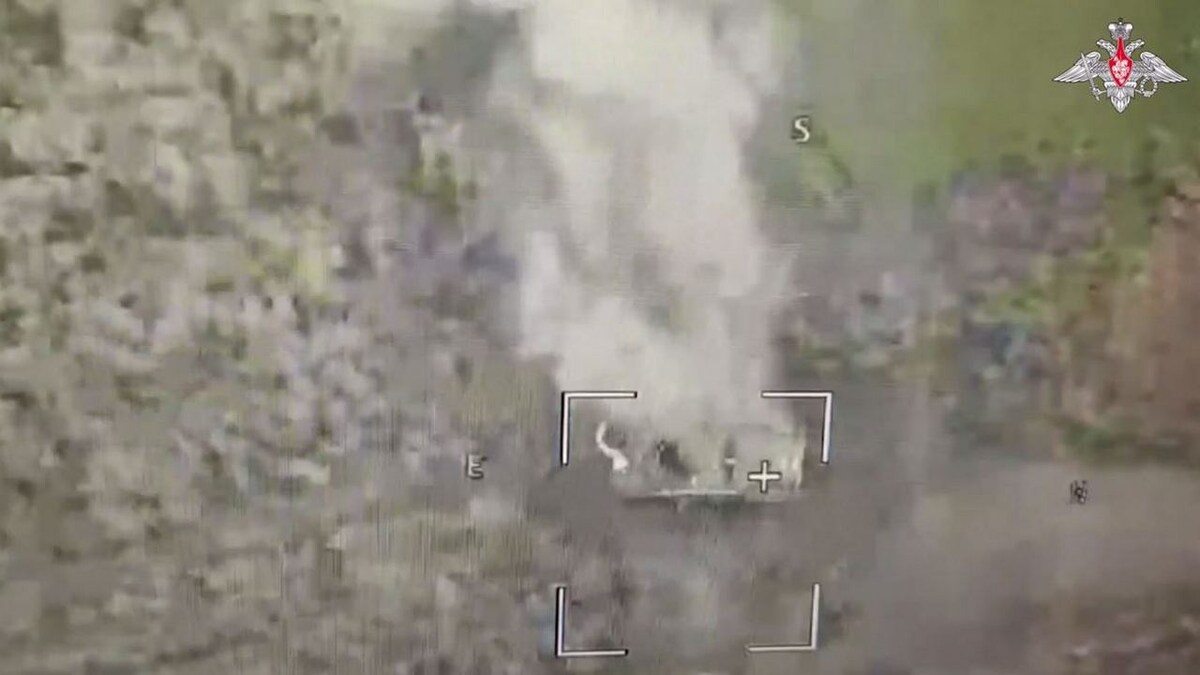    Минобороны РФ опубликовало кадры поражения военной техники ВСУ на границе Курской области