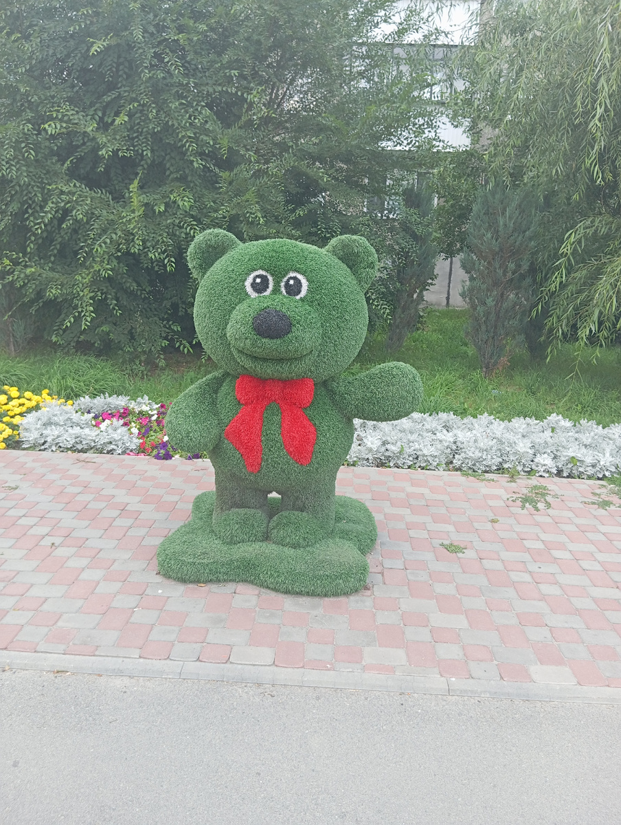 На фото Мишка, которой встречается мне каждое утро по пути на работу