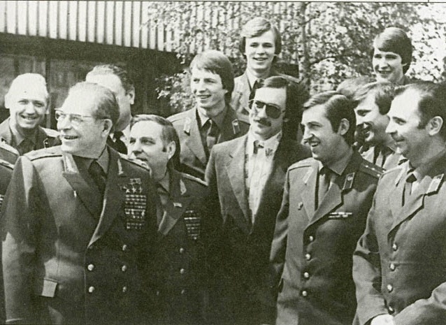 Фото с яндекс.картинки (игроки сборной и военное руководство)