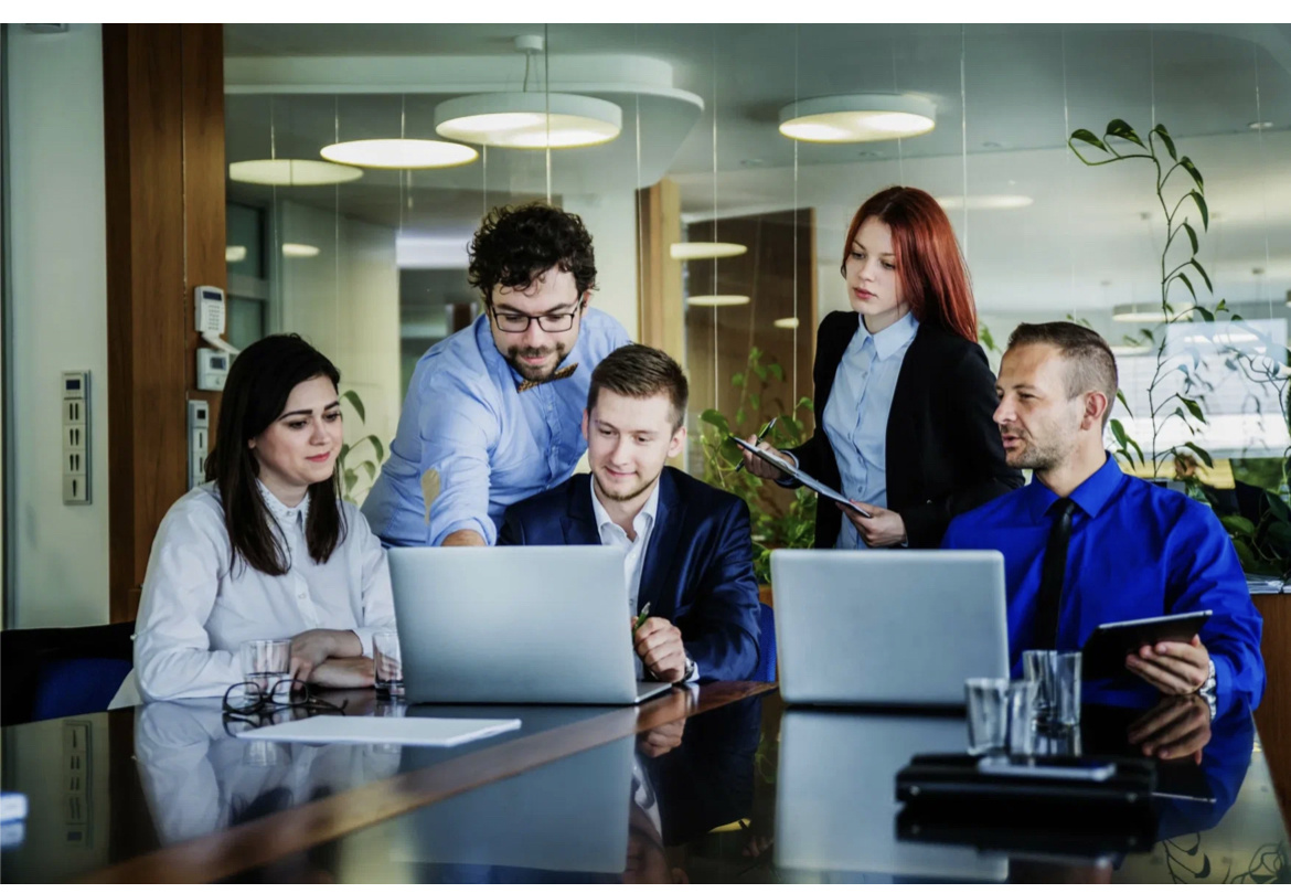 Сотрудники офиса за работой. Изображение взято из открытых источников. 