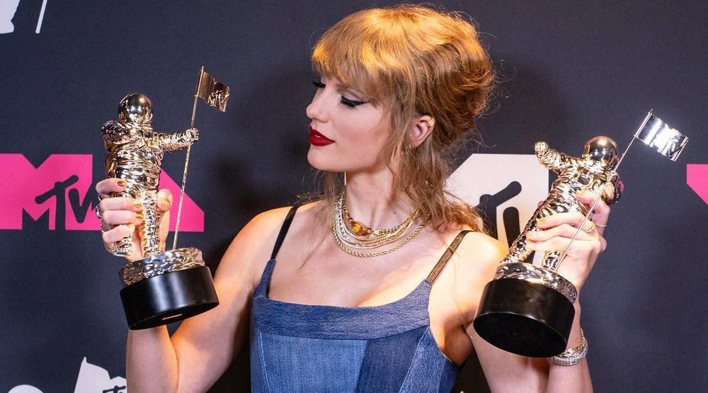     Тейлор Свифт с наградами MTV VMA / Фото: соцсети MTV