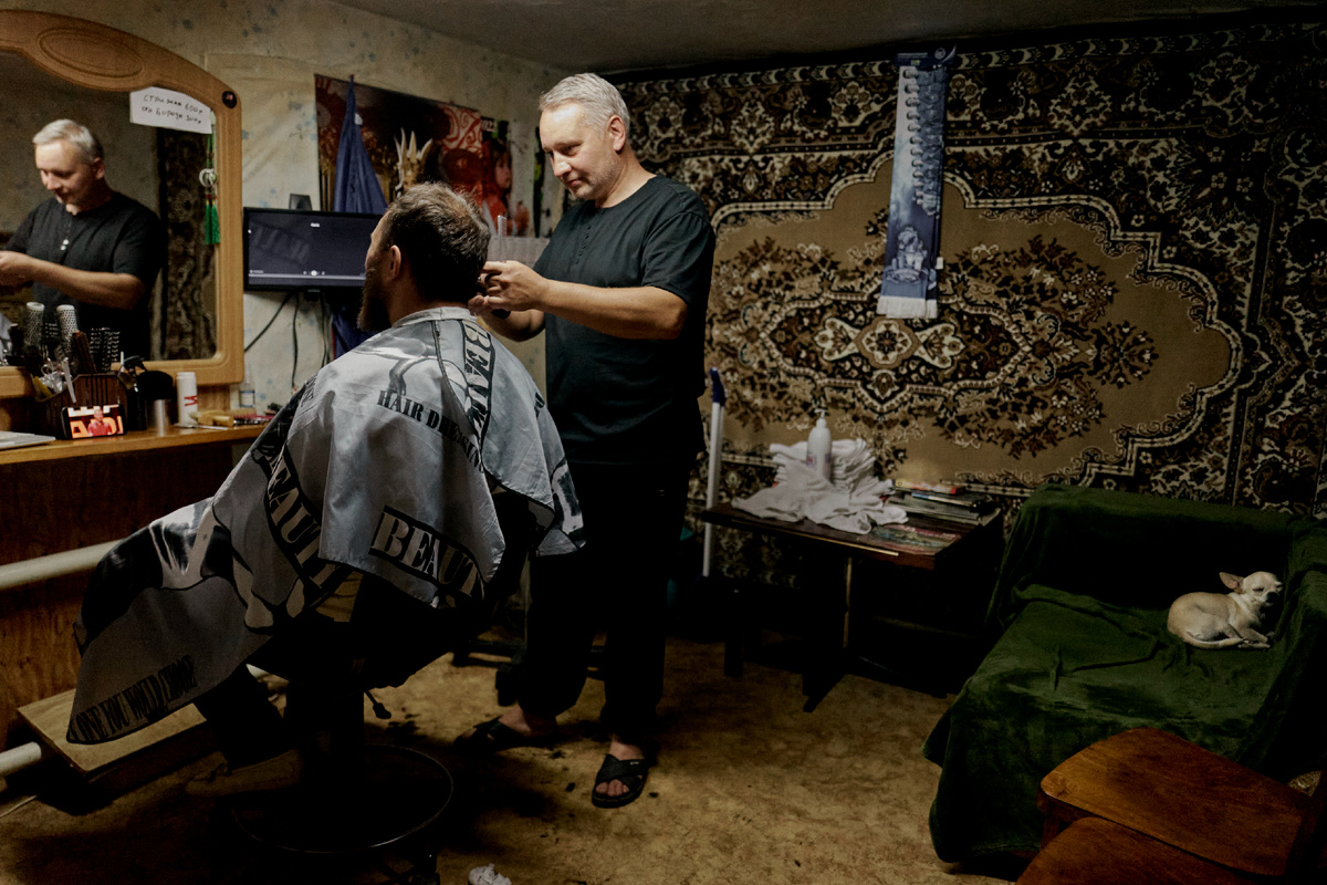Александр Сонов. Парикмахерская на дому. 2024 г.