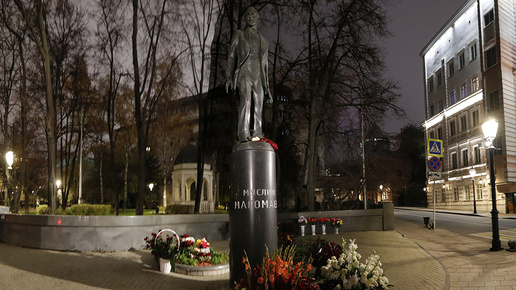 Вознесенский переулок в Москве с одноименной церковью в начале и памятником королю советской песни Магомаева в середине