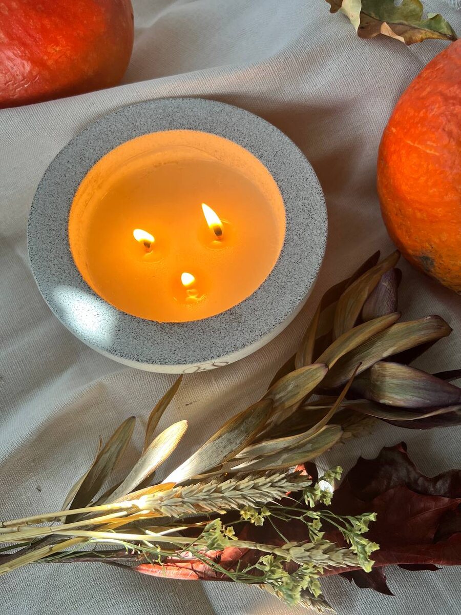В холодный осенний период свечи прекрасно согревают, расслабляют, а теплые ароматы придают легкого настроения