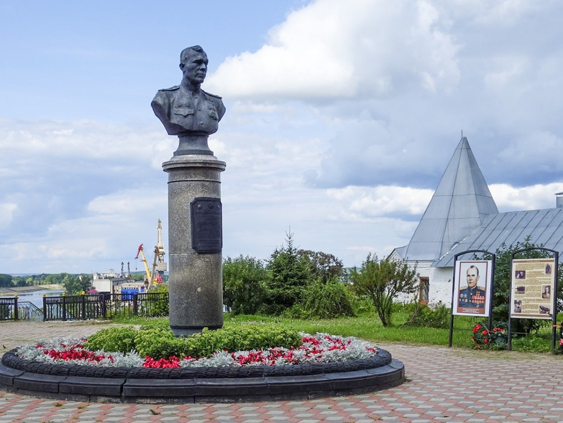 Сквер А.В.Ворожейкина. На заднем плане остатки Федоровского монастыря в котором умер Александр Невский