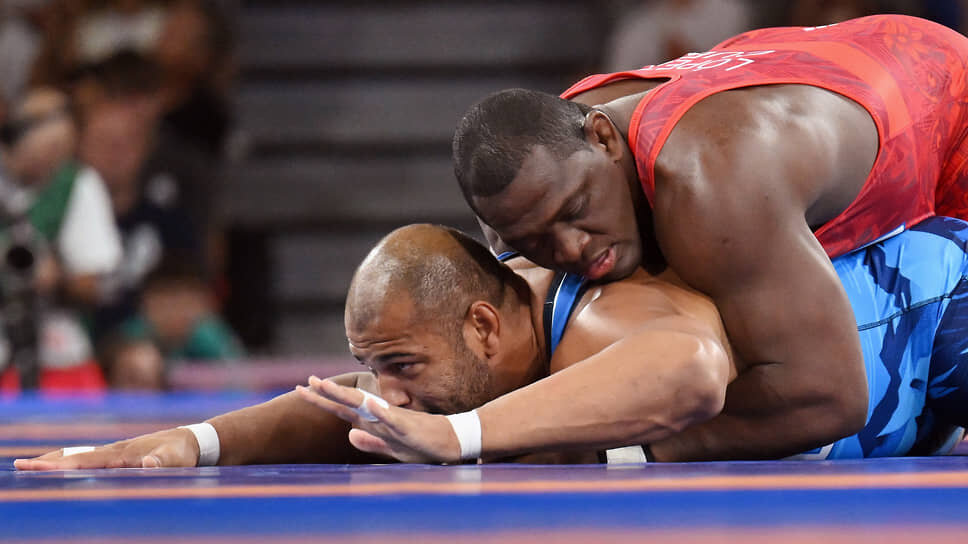 Фото: Дмитрий Лебедев / Коммерсантъ📷Кубинский борец Михаин Лопес Нуньес (справа) и чилийский борец Ясмани Акоста Фернандес (слева) во время поединка