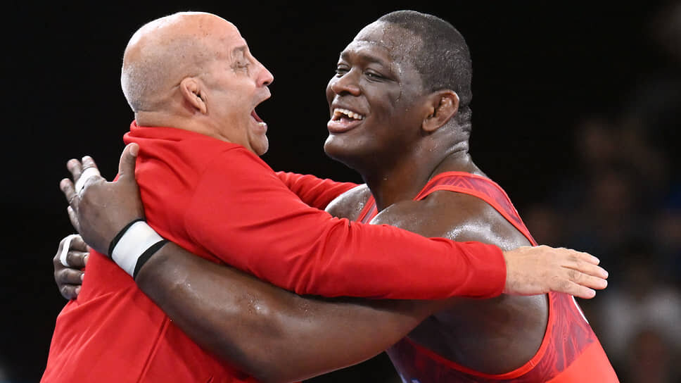 Фото: Дмитрий Лебедев / Коммерсантъ📷Кубинский борец Михаин Лопес Нуньес (справа) после поединка с чилийским борцом Ясмани Акоста Фернандесом