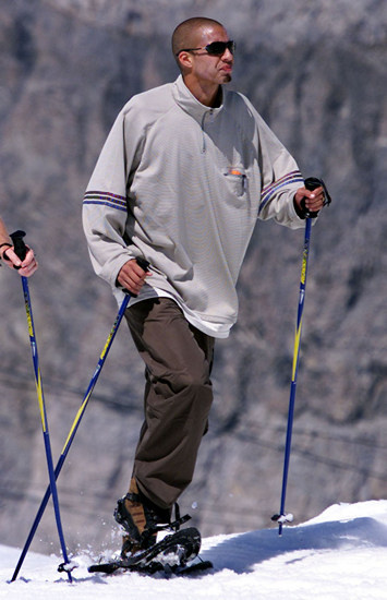 Там хватало ребят с дриблингом, мелких и изворотливых, Давид был не таким, зато много забивал, а его мама ходила на каждую игру с зубчиком чеснока в кармане и красной лентой на запястье. Ритуал. Испанка по происхождению, Лоли Трезеге долго игнорировала футбол, но два брата и муж – футболисты, куда деваться, втянулась. Когда Давид начал тренироваться у дяди Томазо в полуразрушенном спортзале Колехьялеса с бетонным полом и сине-желто-красными стенами, родители взяли в кредит пару фульбенчитос, бутс из дешевой кожи, производимых в Аргентине для начинающих игроков из малоимущих семей (то есть примерно для всех начинающих игроков).