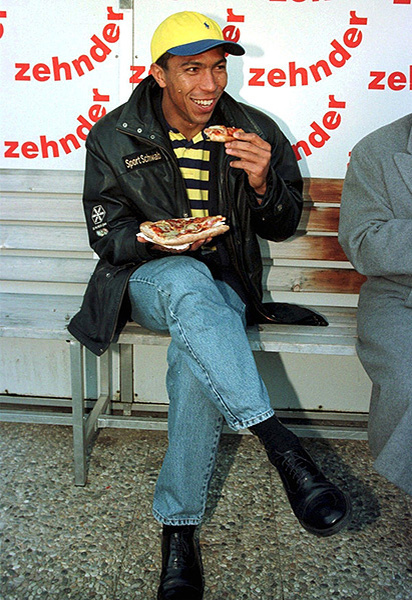 Мама бухгалтер, папа строитель, работали допоздна, сверхурочно, банк грозил штрафами, а дома трое сыновей, от года до семи, и на Тейсало их уже не оставишь. Обратились в бабушке, папиной маме, но та сурова, чуть что лупила, иногда и без повода, а сыну велела каждую неделю покупать тридцать килограмм риса и пятнадцать – фасоли. Внуки были сыты, но жили, как в казарме. «Не бей их хотя бы по голове, – говорил отец Элбера, – а то глупыми вырастут».