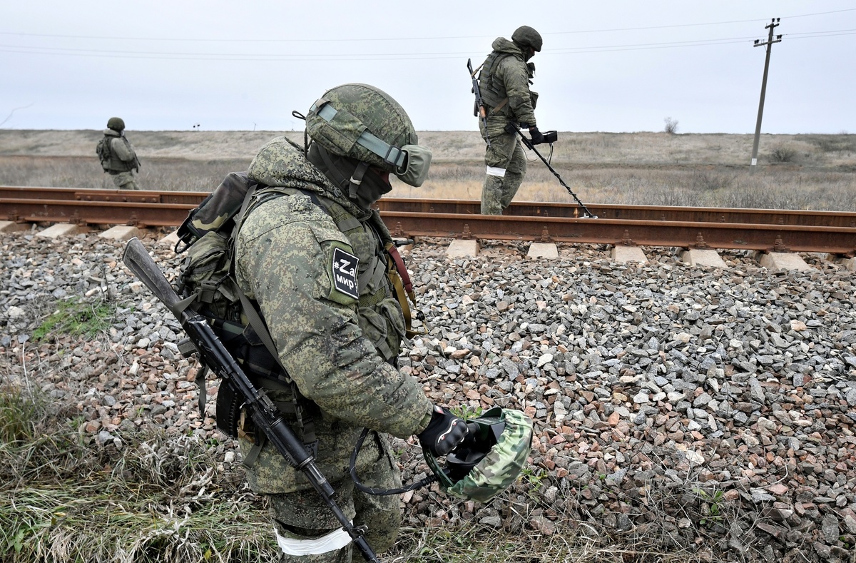     Военнослужащие Железнодорожных войск РФ ведут техническую разведку путей на Херсонском направлении / РИА Новости / Евгений Биятов