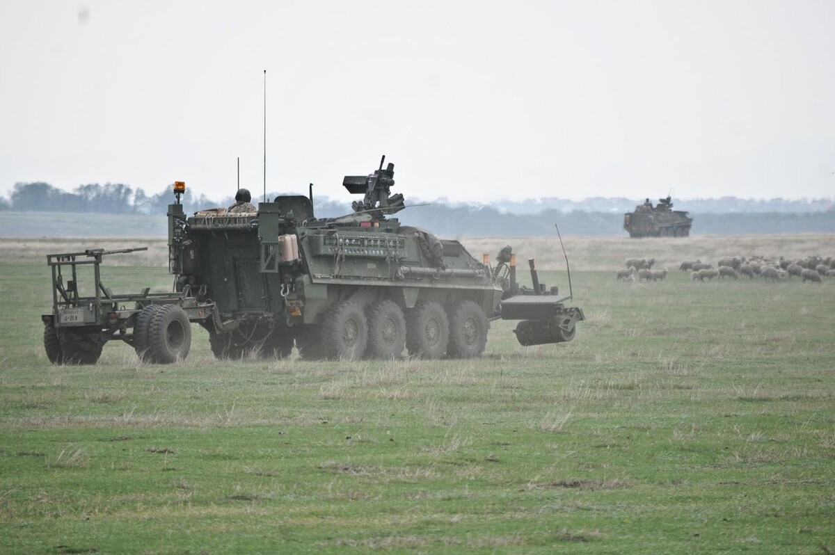 «Страйкер» инженерных сил США как пример колесной техники с противоминным тралом и прицепом.