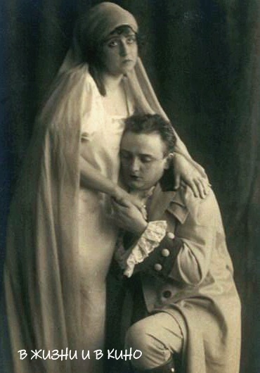 Покойный герой нашей истории на сцене. Общественное достояние