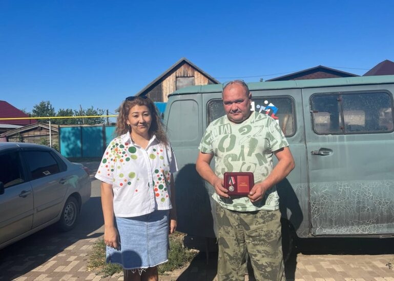    За поддержку бойцов. Житель Соль-Илецка Мансур Шамсутдинов получил медаль из зоны СВО Кристина Просвиркина