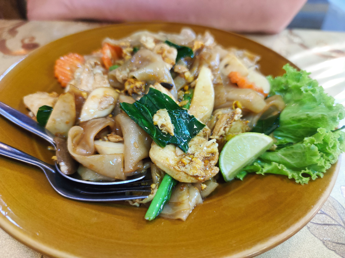 Широкая лапша с курицей