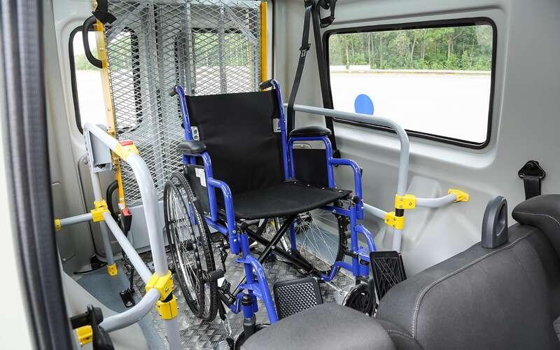    Задний отсек огромен даже при двухрядной компоновке салона. Если оставить только два передних сиденья, получится почти пять кубометров грузового пространства.